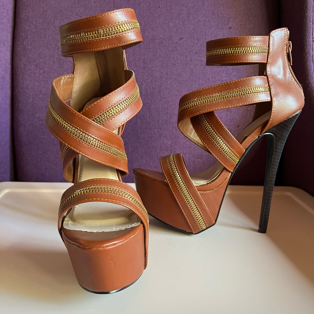 Súper high brown strappy heels  details size 7